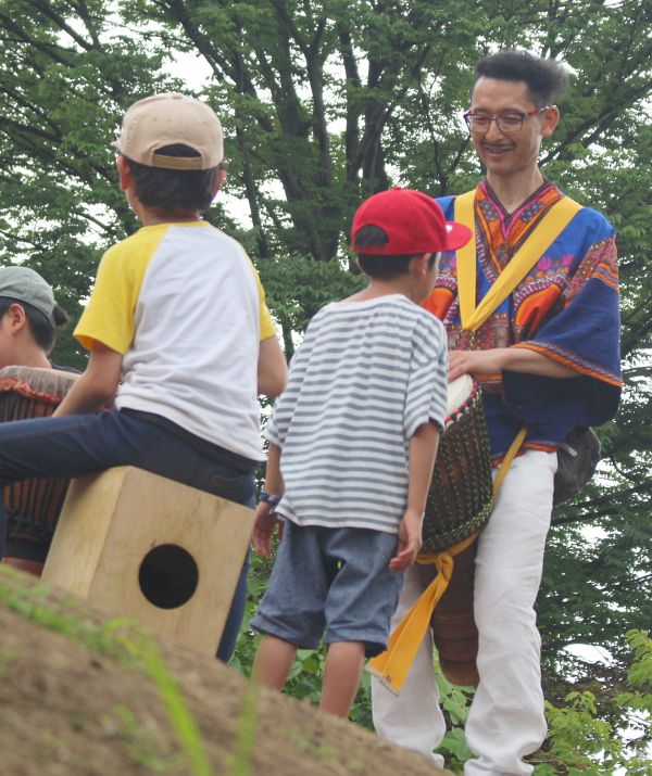 せいわSDGsアクションで花岡英一のジャンベ演奏と合奏する子どもたち03