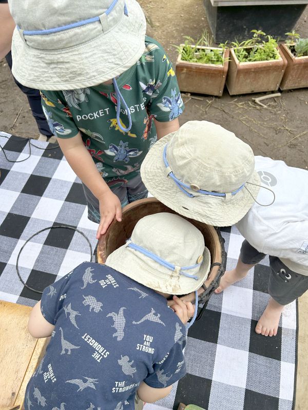 ジャンベのボディの中を覗いて「こうなっているんだ！」