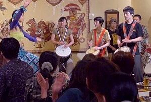 アフリカンたいこ教室発表会2025で8名のリズム隊演奏とStudio Barjara のみなさんのアフリカンスタイルダンスの様子
