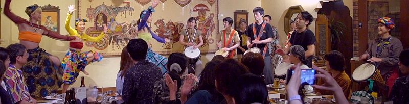 アフリカンたいこ教室発表会2025で8名のリズム隊演奏とStudio Barjara のみなさんのアフリカンスタイルダンスの様子