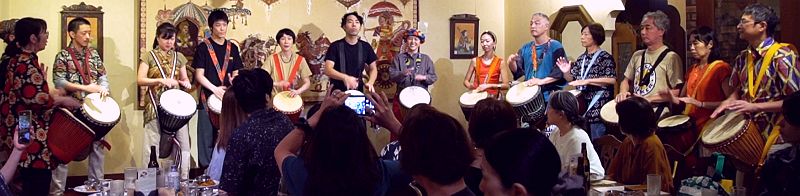アフリカンたいこ教室発表会2025で生徒さん15名が演奏している様子